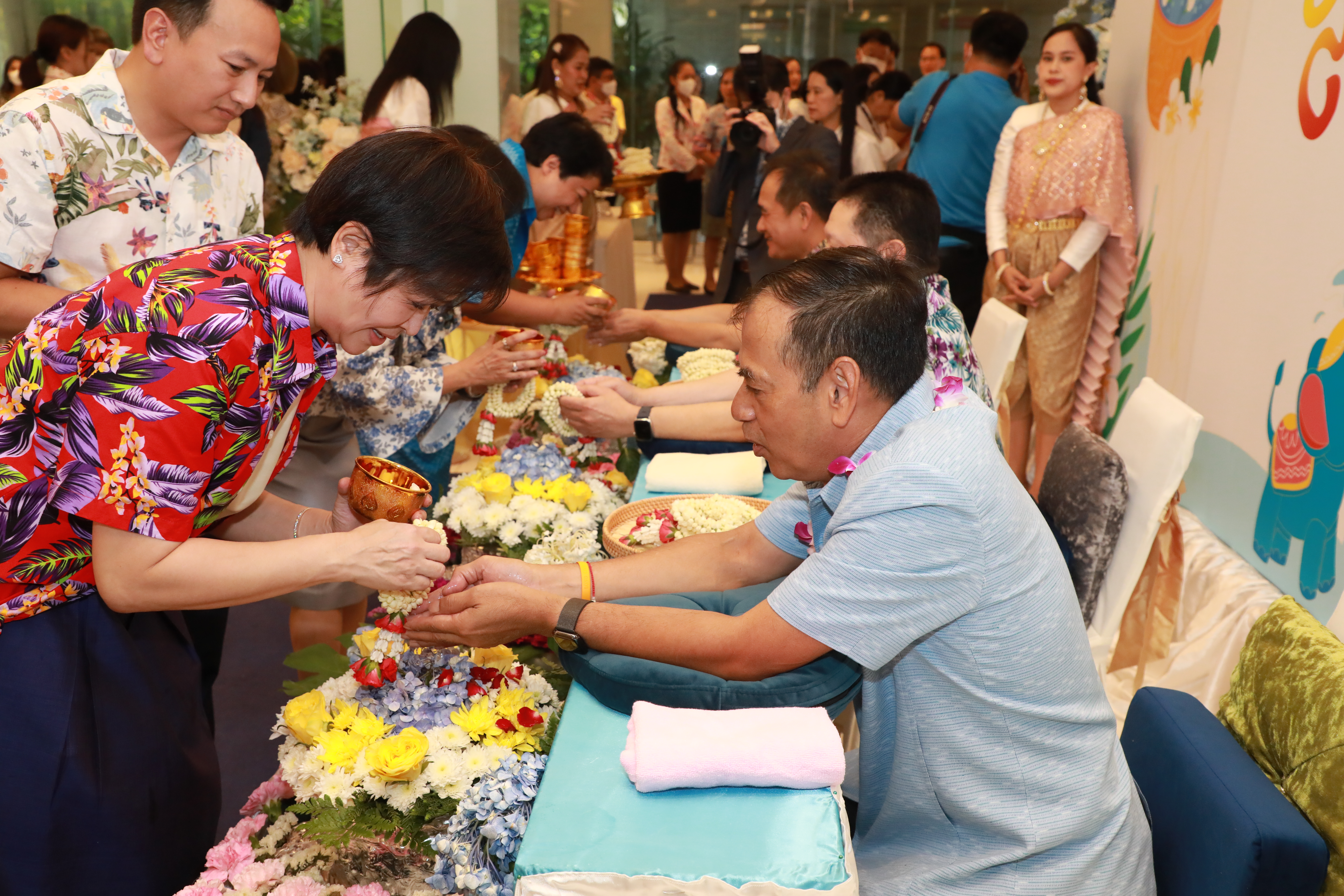 สคร. ได้เข้าร่วมพิธีทำบุญตักบาตร พิธีสรงน้ำพระ พิธีรดน้ำขอพรผู้บริหารระดับสูงกระทรวงการคลัง เนื่องในวันสงกรานต์ พุทธศักราช 2567