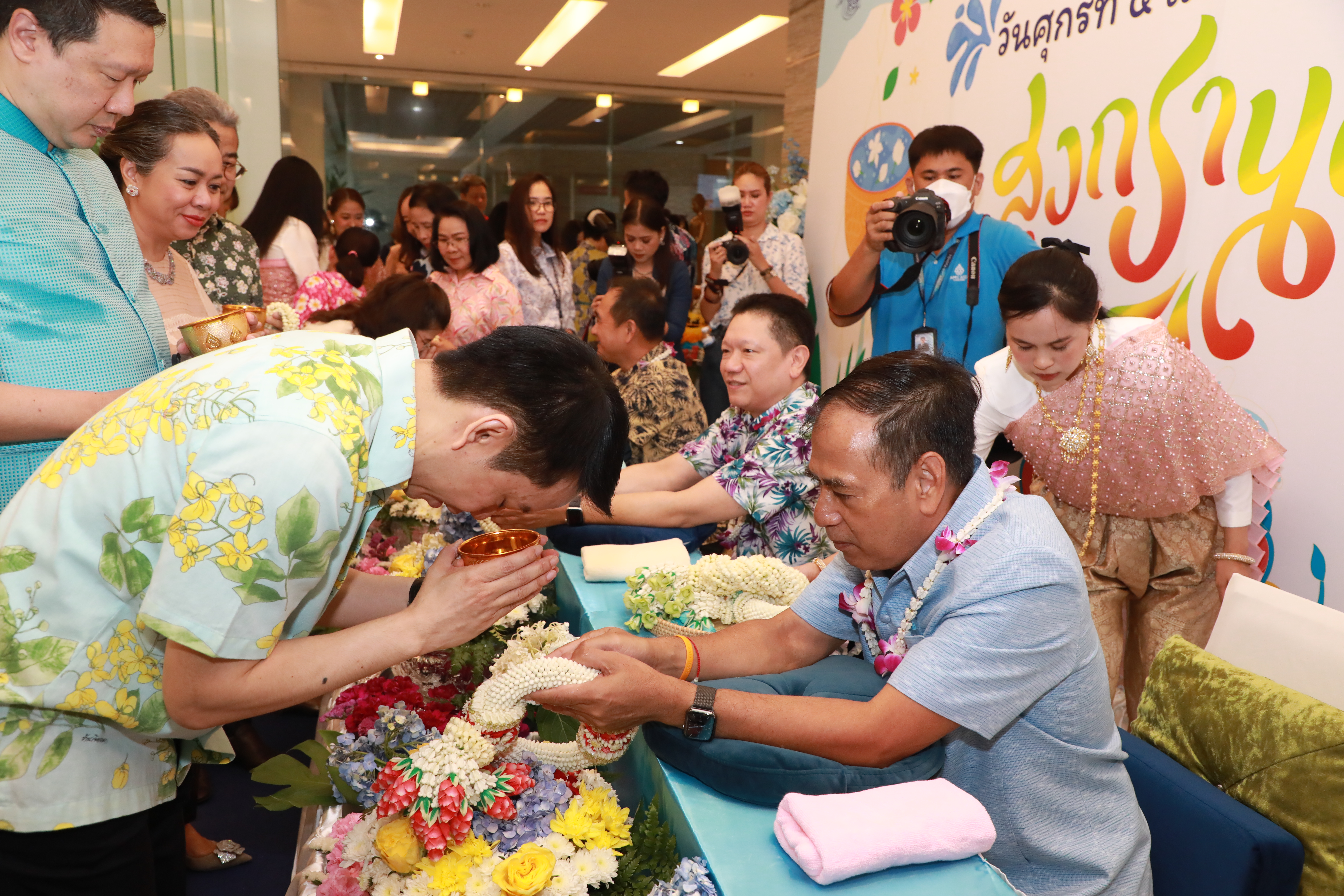 สคร. ได้เข้าร่วมพิธีทำบุญตักบาตร พิธีสรงน้ำพระ พิธีรดน้ำขอพรผู้บริหารระดับสูงกระทรวงการคลัง เนื่องในวันสงกรานต์ พุทธศักราช 2567