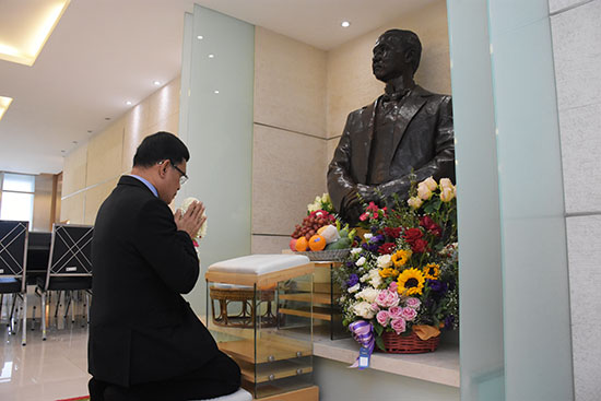 สักการะสิ่งศักดิ์สิทธิ์ประจำกระทรวงการคลัง เนื่องในวันคล้ายวันสถาปนา สคร. ครบรอบ 18 ปี