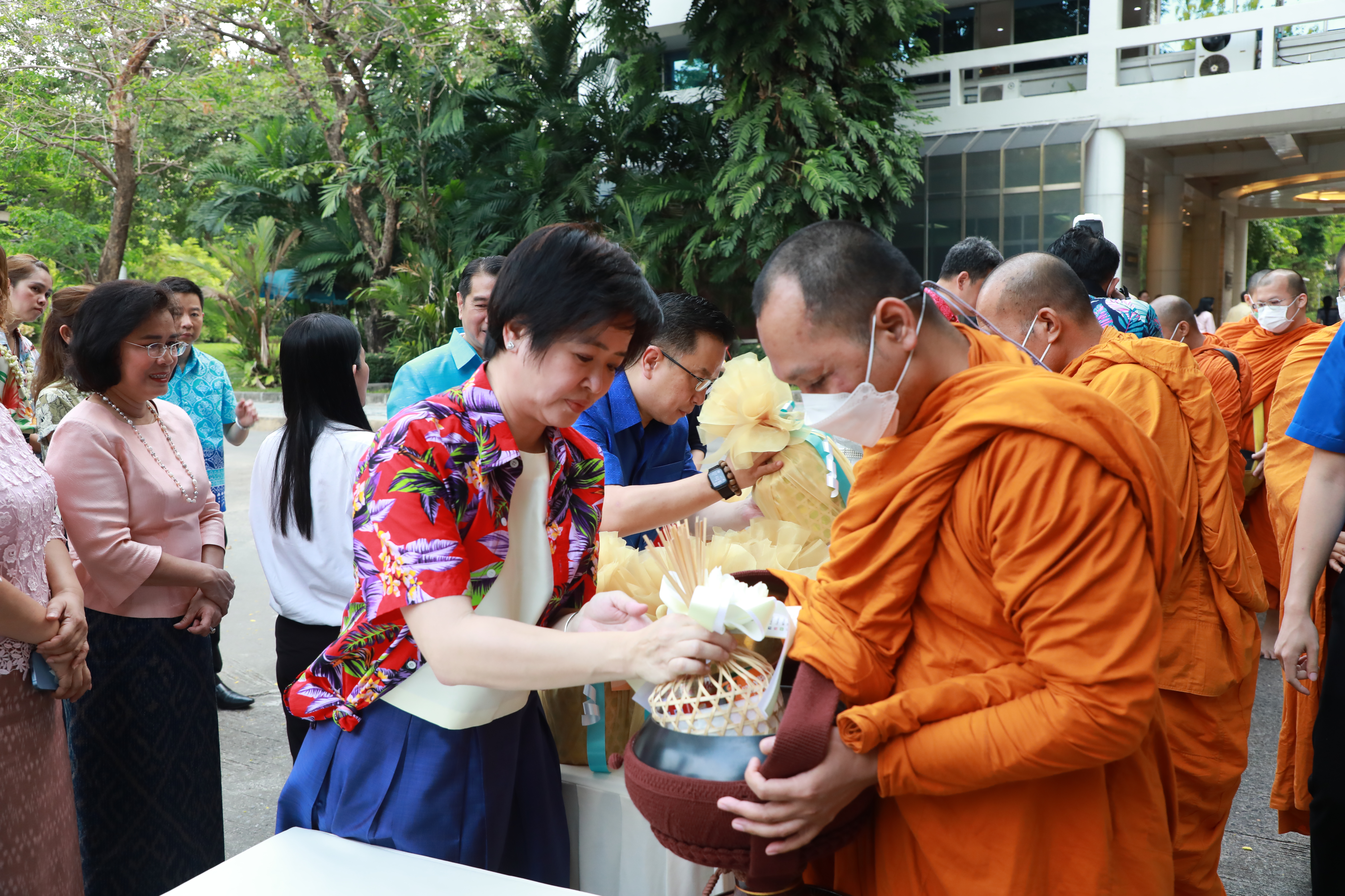 สคร. ได้เข้าร่วมพิธีทำบุญตักบาตร พิธีสรงน้ำพระ พิธีรดน้ำขอพรผู้บริหารระดับสูงกระทรวงการคลัง เนื่องในวันสงกรานต์ พุทธศักราช 2567