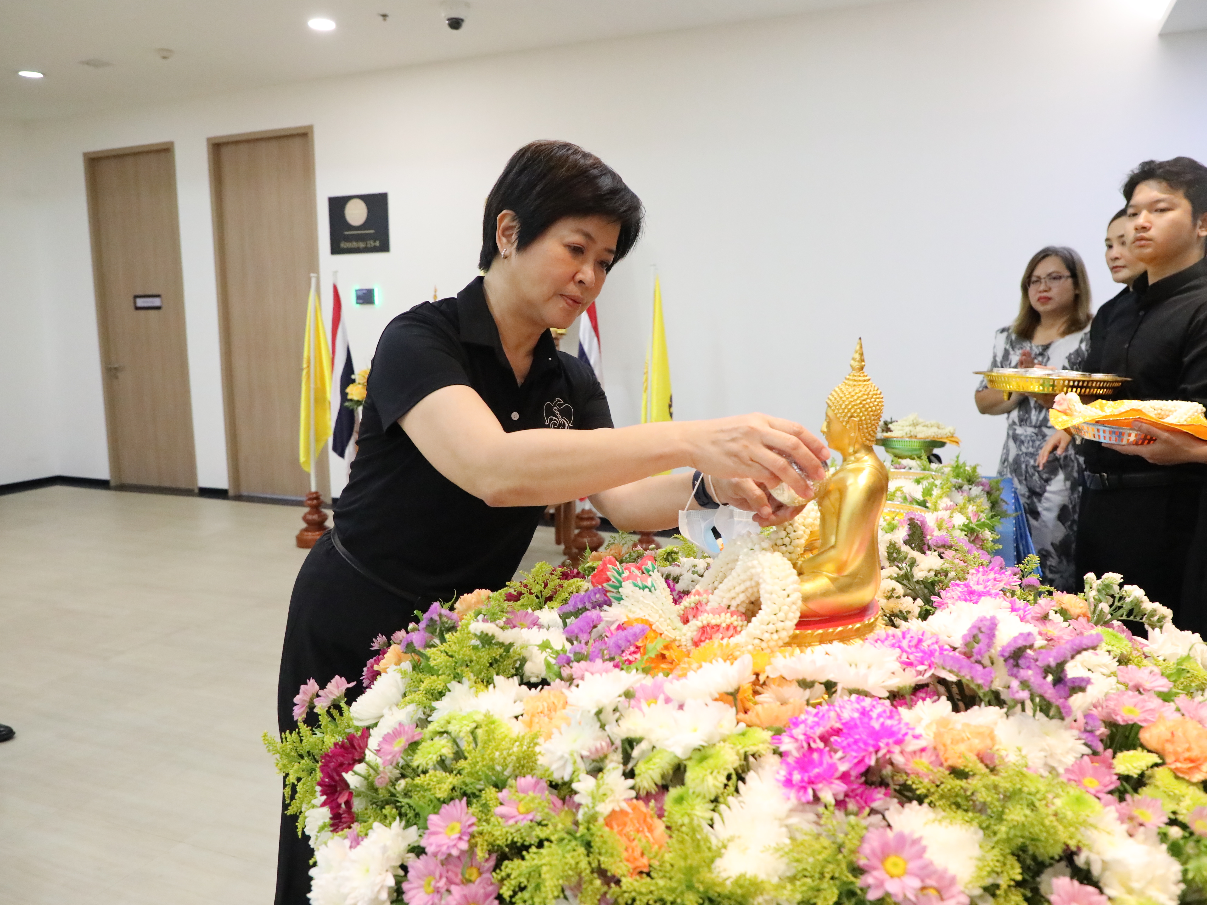 สำนักงานคณะกรรมการนโยบายรัฐวิสาหกิจ จัดพิธีสรงน้ำพระเนื่องในวันสงกรานต์ พุทธศักราช 2569