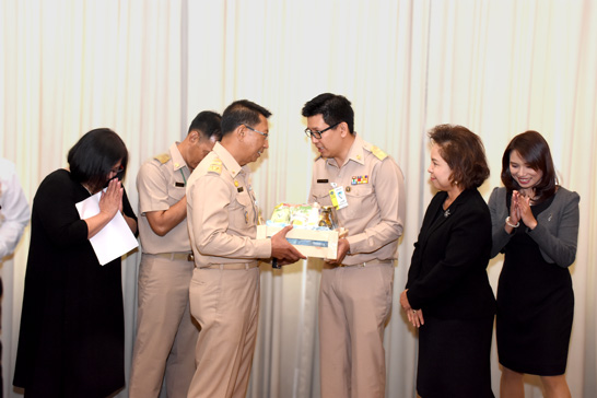 นายเอกนิติ นิติทัณฑ์ประภาศ ผู้อำนวยการสำนักงานคณะกรรมการนโยบายรัฐวิสาหกิจ (สคร.) พร้อมผู้บริหารระดับสูง ผู้บริหาร และบุคลากร สคร. ร่วมอวยพรปีใหม่ 2560 แด่อารีพงศ์ ภู่ชอุ่ม ปลัดกระทรวงพลังงาน