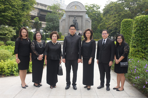 สคร. ร่วมทำบุญตักบาตรเพื่อถวายพระราชกุศลครบรอบ 1 ปี วันสวรรคต พระบาทสมเด็จพระปรมินทรมหาภูมิพลอดุลยเดช บรมนาถบพิตร