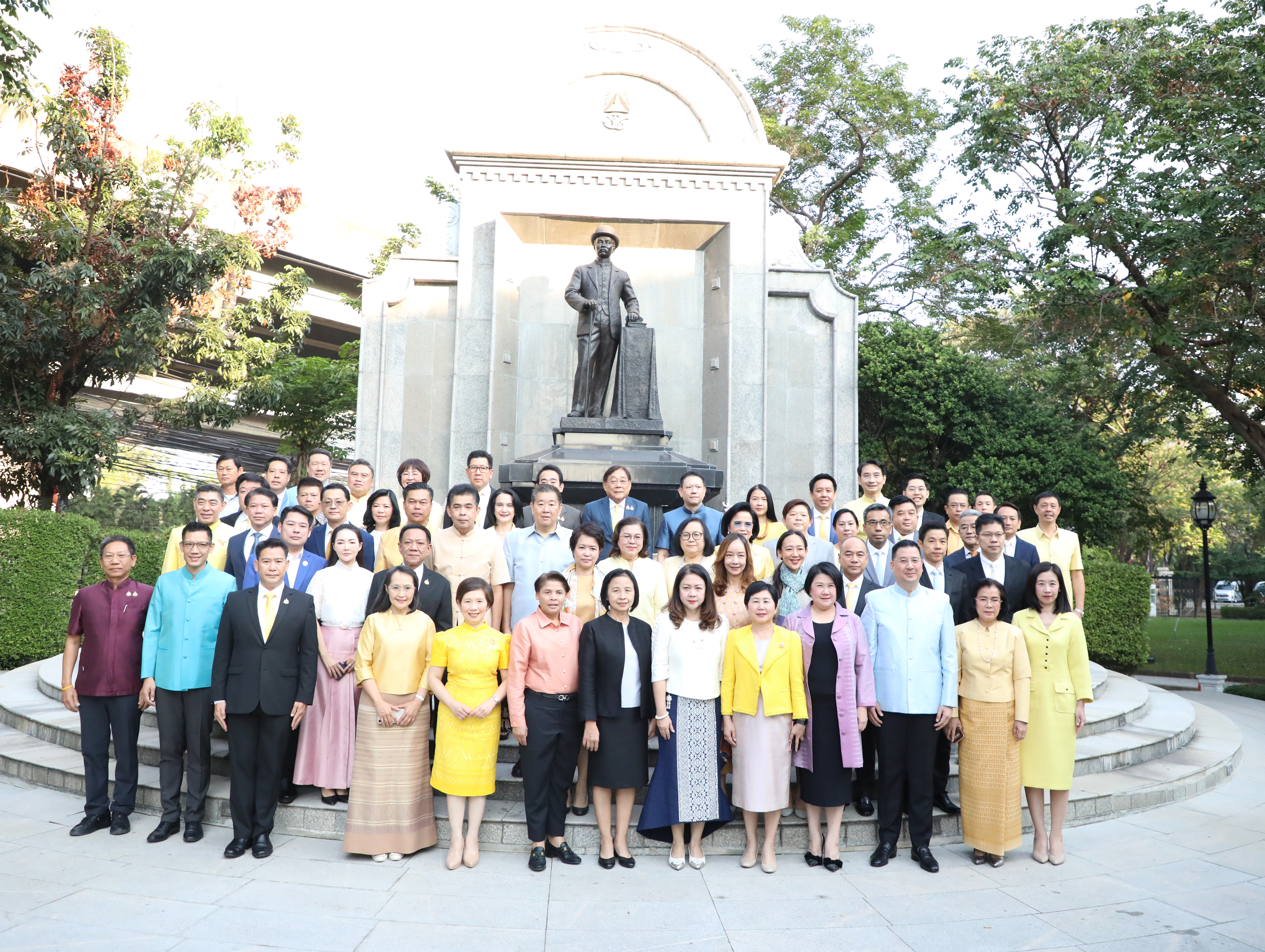 สำนักงานคณะกรรมการนโยบายรัฐวิสาหกิจ เข้าร่วมพิธีสักการะสิ่งศักดิ์สิทธิ์ประจำกระทรวงการคลัง และพิธีเจริญพระพุทธมนต์และทำบุญตักบาตร เนื่องในวันขึ้นปีใหม่ พุทธศักราช 2568