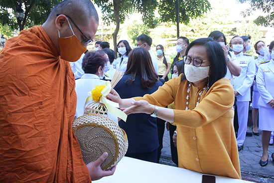 สคร. ร่วมพิธีทำบุญตักบาตรและวางพานพุ่มถวายเครื่องสักการะเนื่องในโอกาสวันคล้ายวันพระบรมราชสมภพ พระบาทสมเด็จพระบรมชนกาธิเบศร มหาภูมิพลอดุลยเดชมหาราช บรมนาถบพิตร