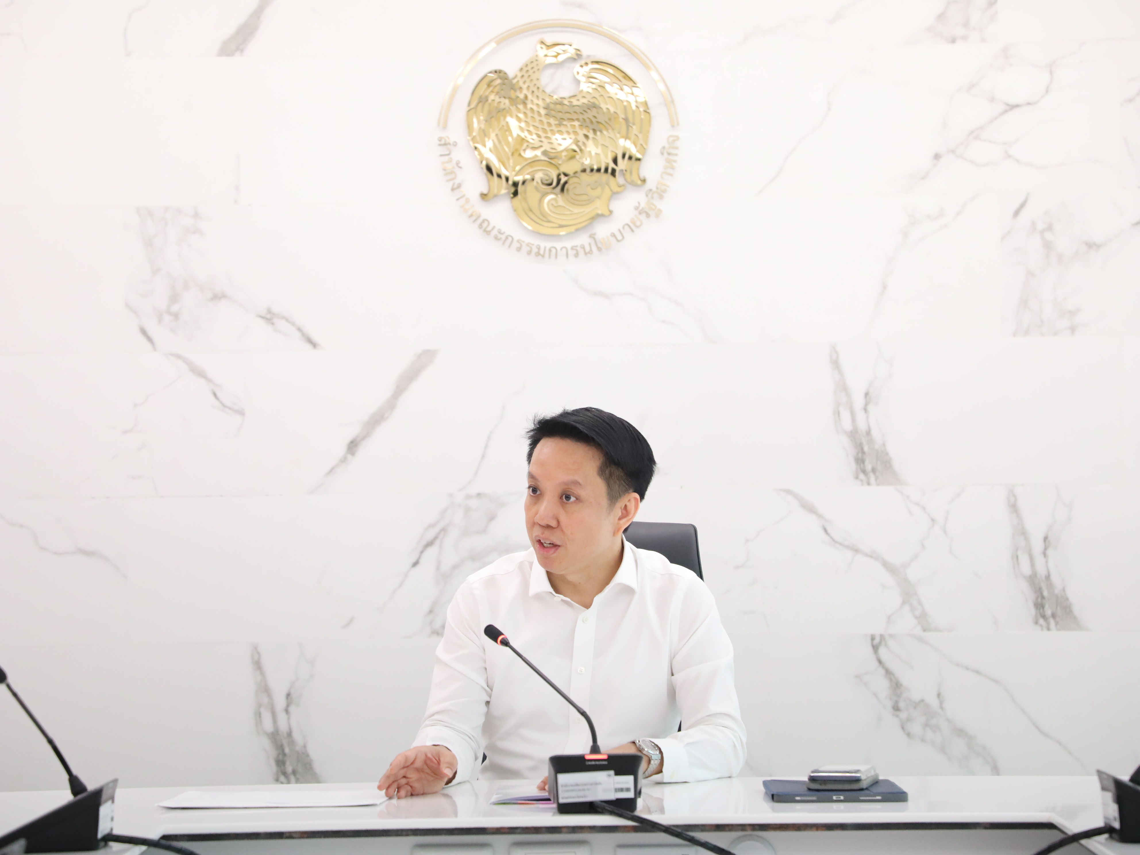 นายธิบดี วัฒนกุล ผู้อำนวยการสำนักงานคณะกรรมการนโยบายรัฐวิสาหกิจ เป็นประธานการหารือ เรื่อง โครงการคัดเลือกสุดยอดซีอีโอ ประจำปี 2569 โดยมีนายกสมาคมผู้สื่อข่าวเศรษฐกิจ พร้อมคณะกรรมการเข้าร่วมการหารือ