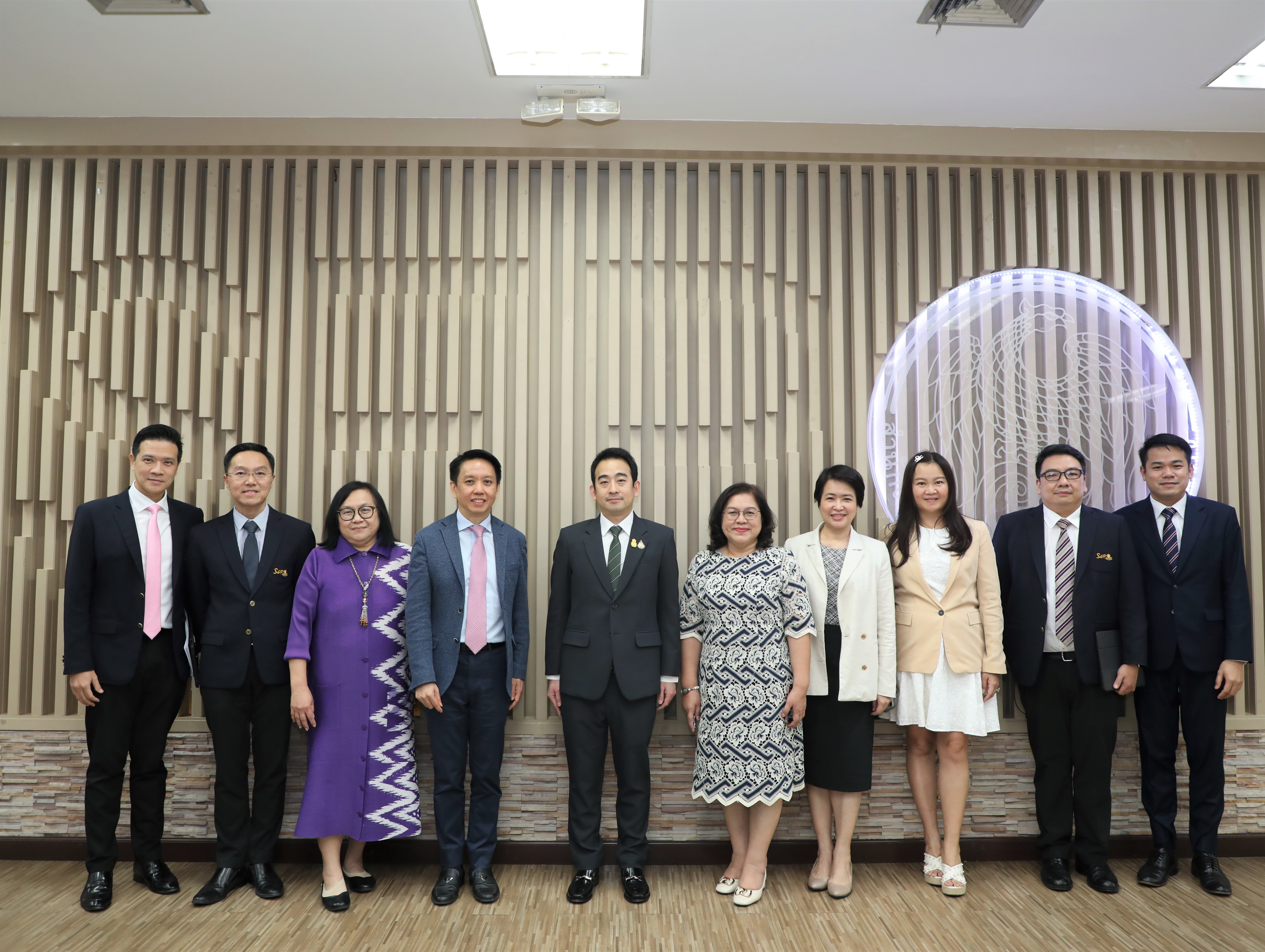 นายเผ่าภูมิ โรจนสกุล เลขานุการรัฐมนตรีว่าการกระทรวงการคลัง เข้าตรวจเยี่ยมพร้อมมอบนโยบายการปฏิบัติงานให้กับ สคร.