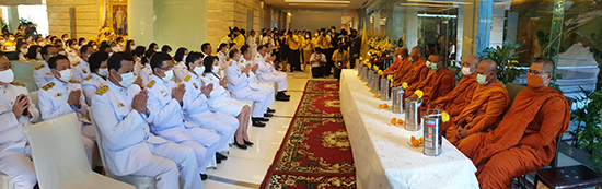 สคร. ร่วมพิธีทำบุญตักบาตรและวางพานพุ่มถวายเครื่องสักการะเนื่องในโอกาสวันคล้ายวันพระบรมราชสมภพ พระบาทสมเด็จพระบรมชนกาธิเบศร มหาภูมิพลอดุลยเดชมหาราช บรมนาถบพิตร