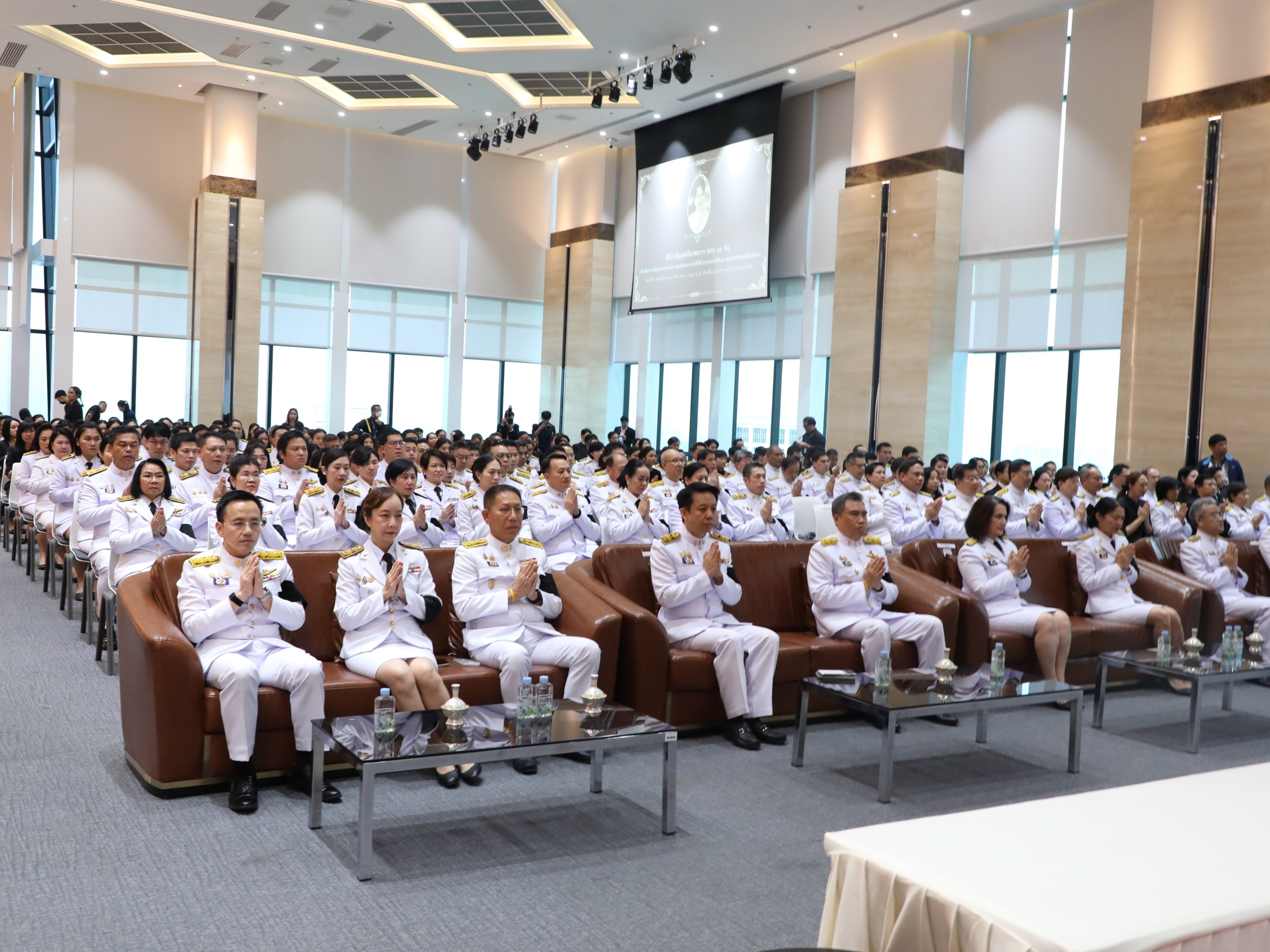 สำนักงานคณะกรรมการนโยบายรัฐวิสาหกิจ เข้าร่วมพิธีบำเพ็ญกุศลปัณรสมวาร (ครบ 15 วัน) พิธีเจริญพระพุทธมนต์ และทำบุญตักบาตรพระสงฆ์ เพื่อถวายเป็นพระราชกุศลแด่สมเด็จพระนางเจ้าสิริกิติ์ พระบรมราชินีนาถ พระบรมราชชนนีพันปีหลวง