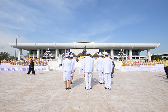 สคร. ร่วมวางพานประดับพุ่มดอกไม้ รัชกาลที่ 7