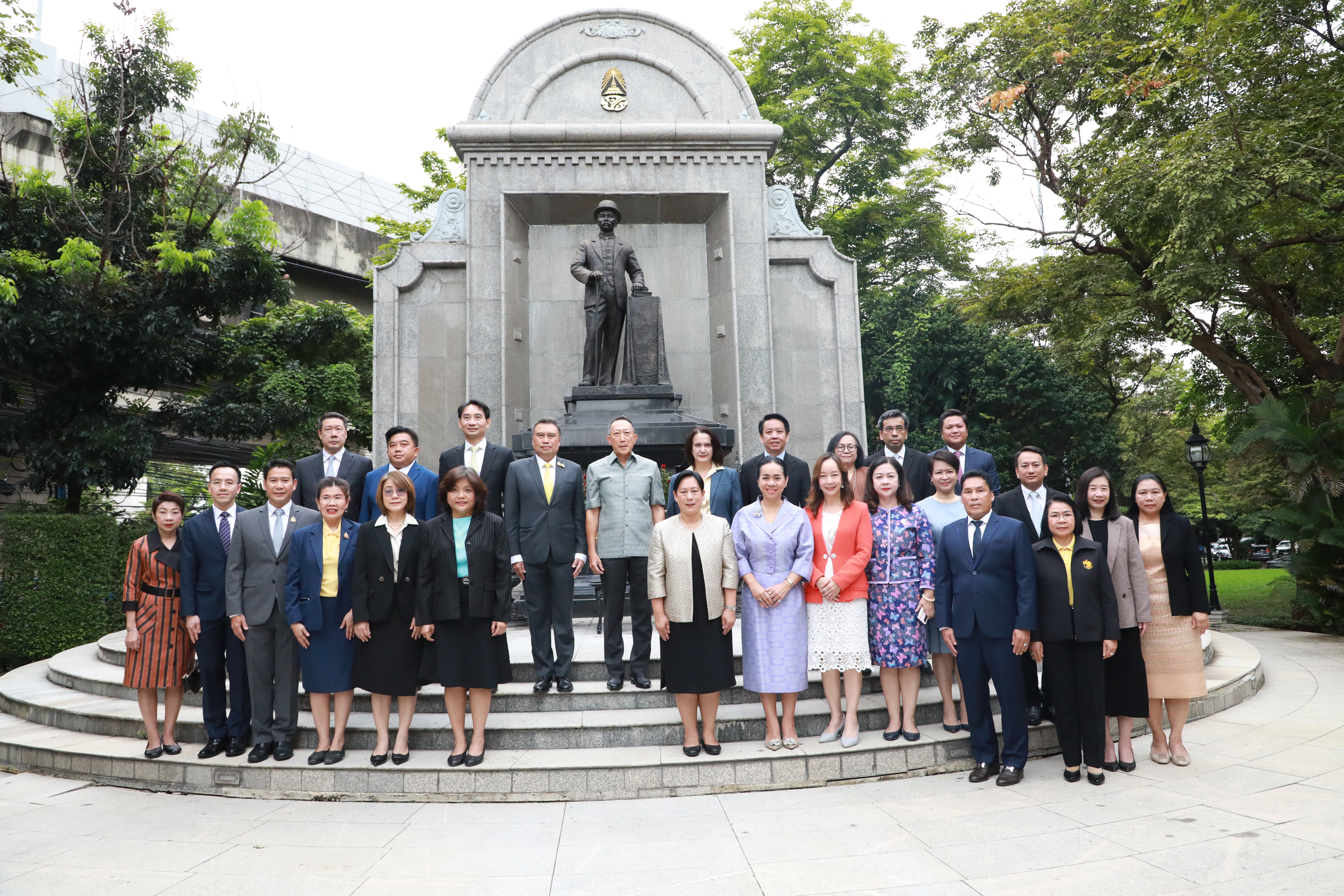 สำนักงานคณะกรรมการนโยบายรัฐวิสาหกิจ ร่วมพิธีสักการะสิ่งศักดิ์สิทธิ์ประจำกระทรวงการคลัง และร่วมแสดงความยินดีกับ นายวรภัค ธันยาวงษ์ เนื่องในโอกาสเข้ารับตำแหน่งรัฐมนตรีช่วยว่าการกระทรวงการคลัง