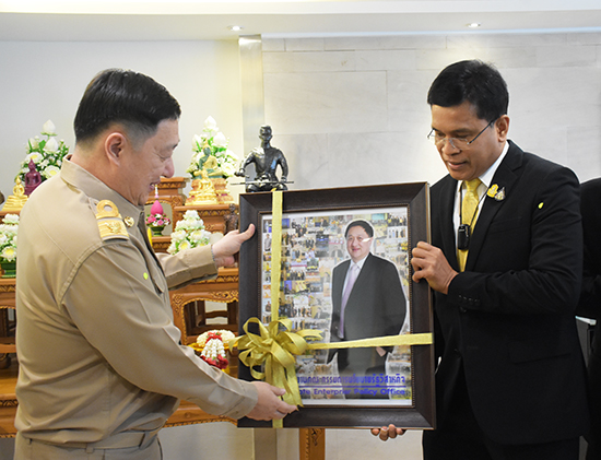 สคร. มอบของที่ระลึกให้ปลัดกระทรวงการคลังเนื่องในโอกาสเกษียณอายุราชการ