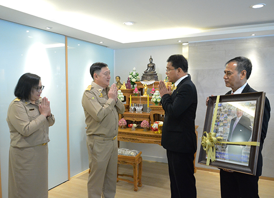 สคร. มอบของที่ระลึกให้ปลัดกระทรวงการคลังเนื่องในโอกาสเกษียณอายุราชการ