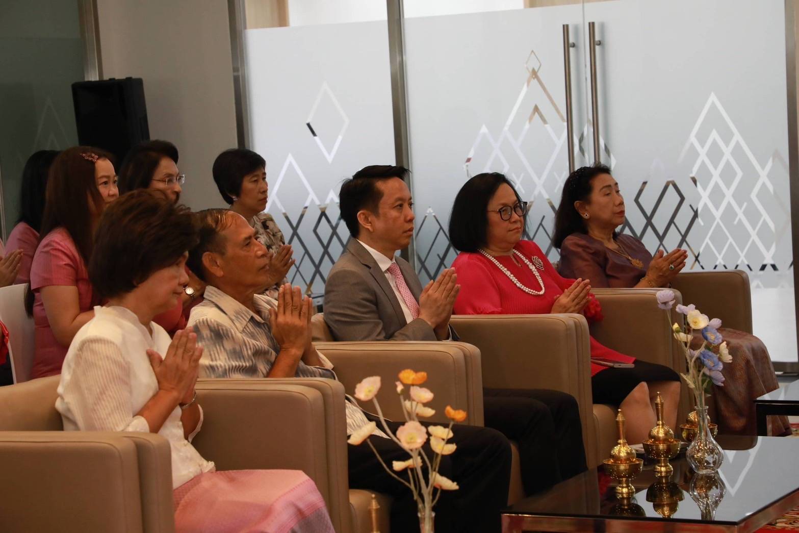 สำนักงานคณะกรรมการนโยบายรัฐวิสาหกิจ (สคร.) เข้าสักการะสิ่งศักดิ์สิทธิ์ประจำกระทรวงการคลัง และสิ่งศักดิ์สิทธิ์ประจำ สคร. เนื่องในโอกาสวันคล้ายวันสถาปนา สคร. ครบรอบ 23 ปี 