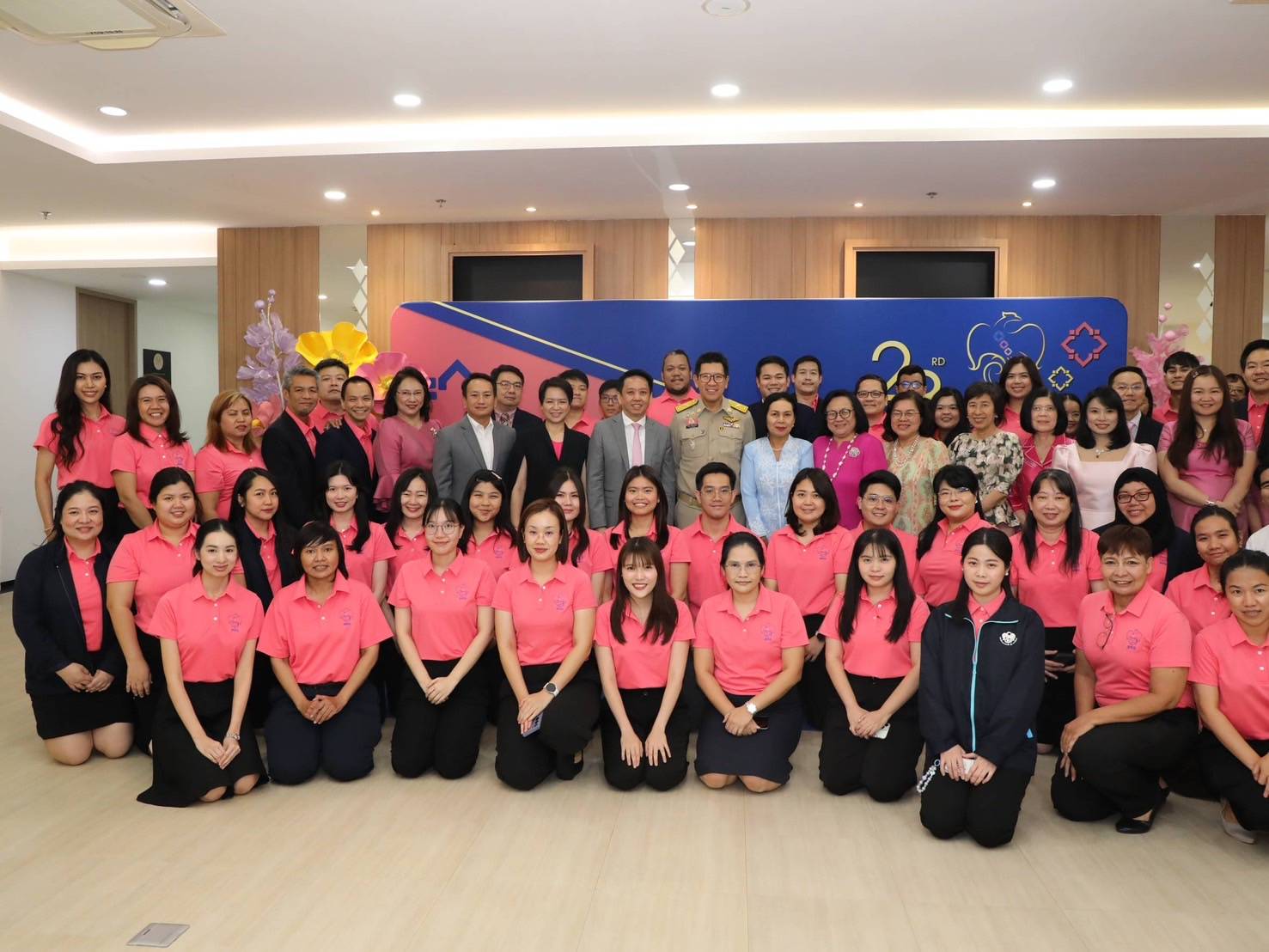 สำนักงานคณะกรรมการนโยบายรัฐวิสาหกิจ (สคร.) เข้าสักการะสิ่งศักดิ์สิทธิ์ประจำกระทรวงการคลัง และสิ่งศักดิ์สิทธิ์ประจำ สคร. เนื่องในโอกาสวันคล้ายวันสถาปนา สคร. ครบรอบ 23 ปี 