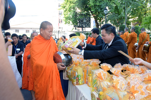 สคร. ร่วมพิธีทำบุญตักบาตรเพื่อถวายเป็นพระราชกุศลแด่ ร.9