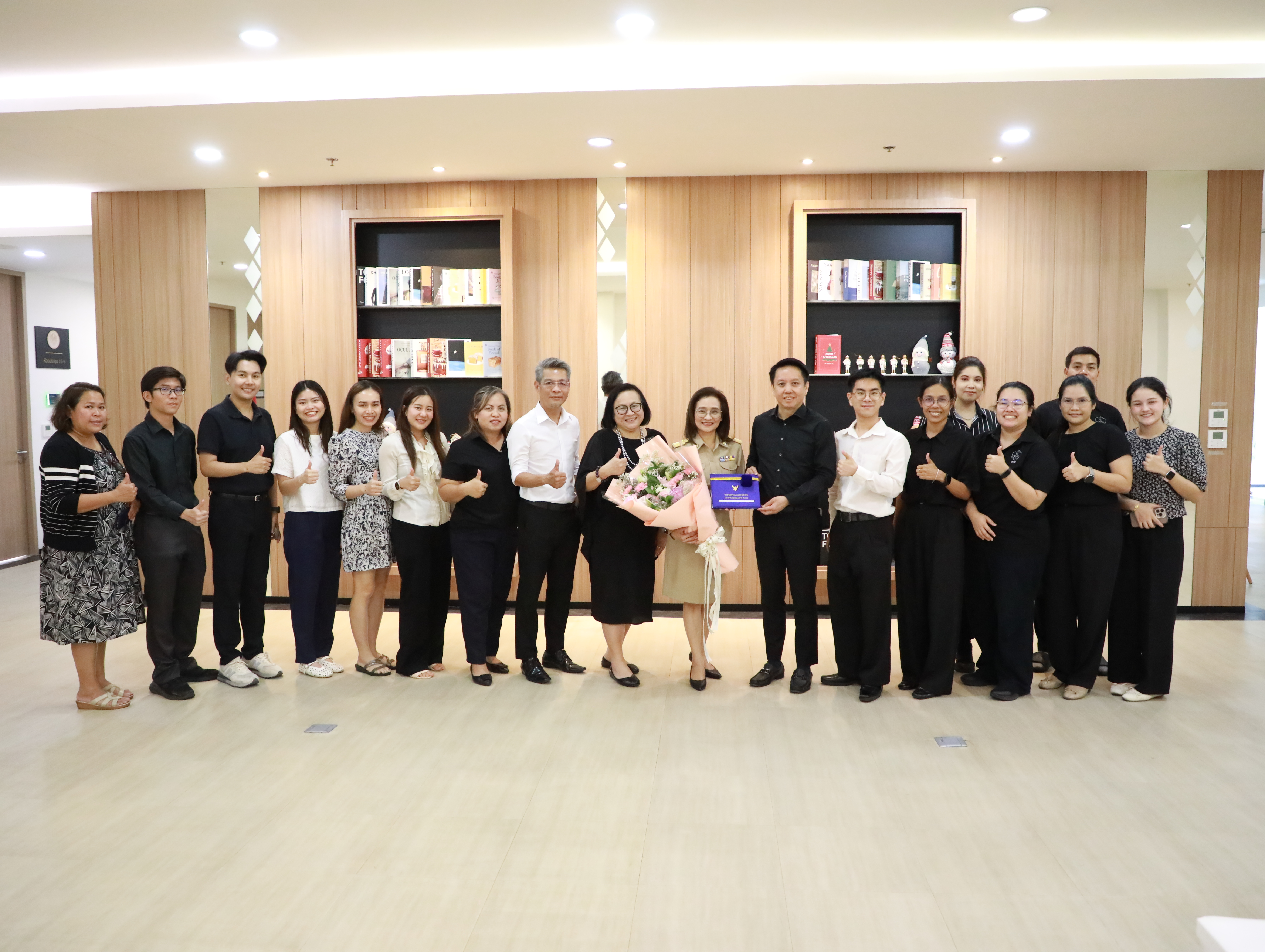 สำนักงานคณะกรรมการนโยบายรัฐวิสาหกิจ แสดงความยินดีกับนางศรินนา  เตมียบุตร ตำแหน่งนักวิเคราะห์รัฐวิสาหกิจชำนาญการพิเศษ เนื่องในโอกาศได้รับการคัดเลือกเป็นข้าราชการพลเรือนดีเด่น ประจำปี พ.ศ. 2568