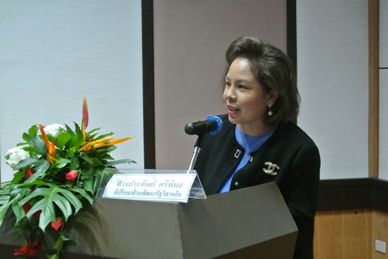 นางปานทิพย์ ศรีพิมล ที่ปรึกษาด้านพัฒนารัฐวิสาหกิจ สคร. กล่าวเปิดการสัมมนาเผยแพร่ความรู้ความเข้าใจเกี่ยวกับ PPP จ.นครนายก