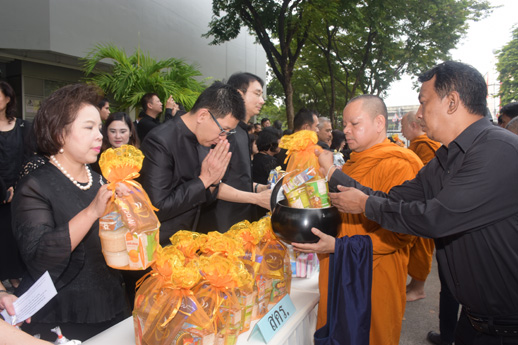 สคร. ร่วมทำบุญตักบาตรเพื่อถวายพระราชกุศลครบรอบ 1 ปี วันสวรรคต พระบาทสมเด็จพระปรมินทรมหาภูมิพลอดุลยเดช บรมนาถบพิตร