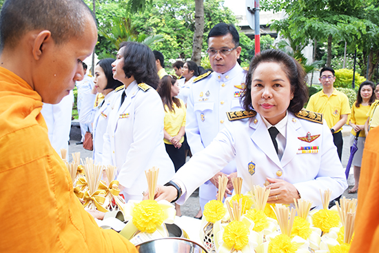 สคร.ร่วมพิธีทำบุญตักบาตรพระสงฆ์ ถวายสัตย์ปฏิญาณเพื่อเป็นข้าราชการที่ดีและพิธีลงนามถวายพระพร เนื่องในวันเฉลิมพระชนมพรรษาพระบาทสมเด็จพระวชิรเกล้าเจ้าอยู่หัว