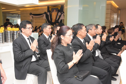 สคร. ร่วมพิธีทำบุญตักบาตรเพื่อถวายเป็นพระราชกุศลแด่ ร.9