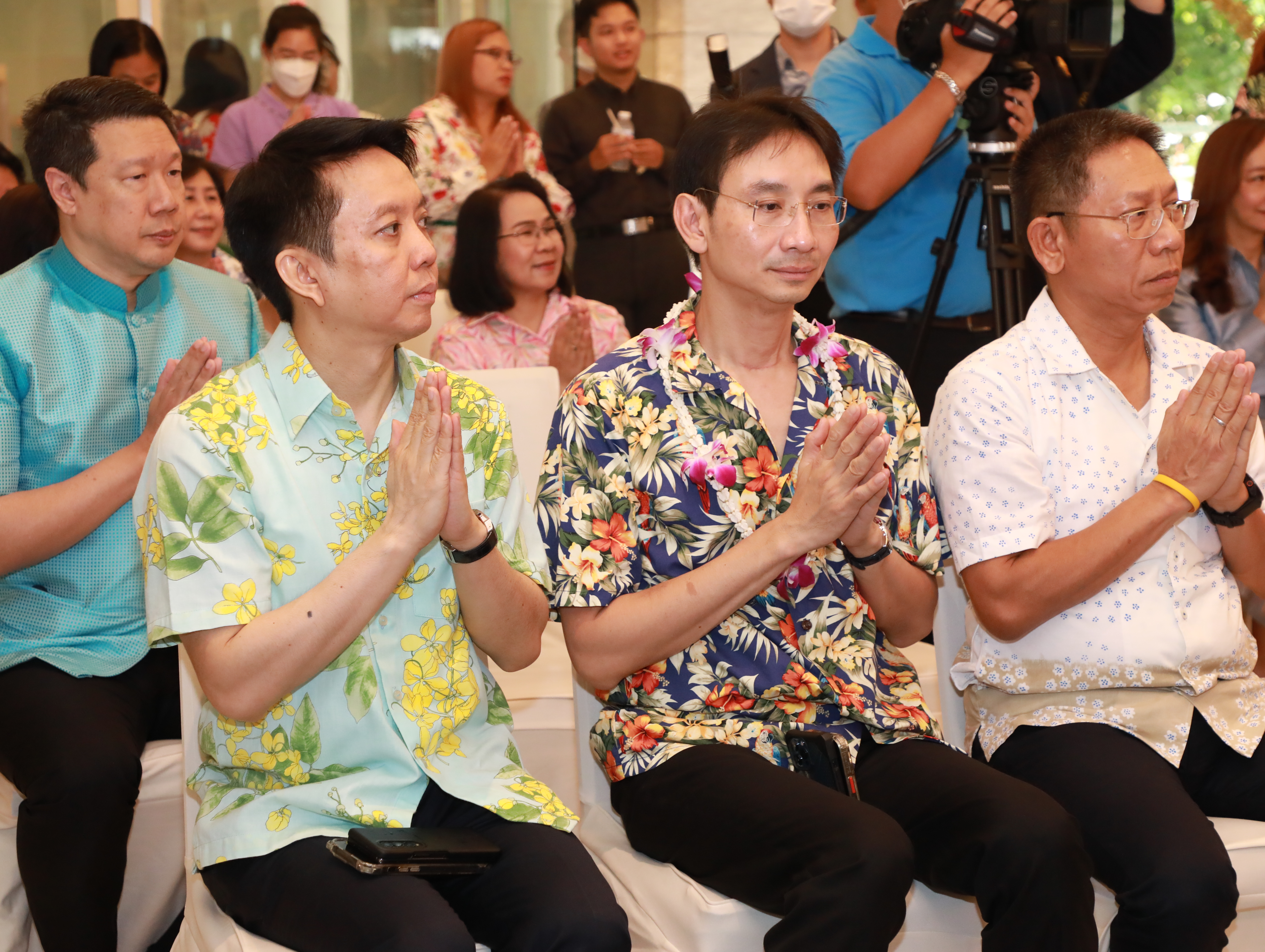 สคร. ได้เข้าร่วมพิธีทำบุญตักบาตร พิธีสรงน้ำพระ พิธีรดน้ำขอพรผู้บริหารระดับสูงกระทรวงการคลัง เนื่องในวันสงกรานต์ พุทธศักราช 2567