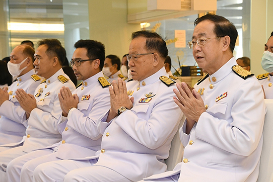 สคร. ร่วมพิธีทำบุญตักบาตรและวางพานพุ่มถวายเครื่องสักการะเนื่องในโอกาสวันคล้ายวันพระบรมราชสมภพ พระบาทสมเด็จพระบรมชนกาธิเบศร มหาภูมิพลอดุลยเดชมหาราช บรมนาถบพิตร