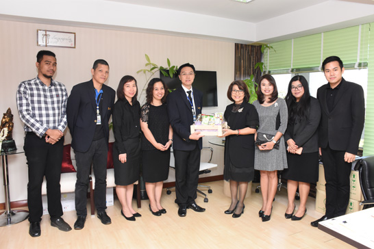 ผู้บริหาร และบุคลากร สำนักงานคณะกรรมการนโยบายรัฐวิสาหกิจ (สคร.) ร่วมอวยพรปีใหม่ 2560 แด่นางญาใจ พัฒนสุขวสันต์ ผู้ช่วยปลัดกระทรวง รักษาการในตำแหน่งที่ปรึกษาด้านนโยบายและยุทธ์ศาสตร์