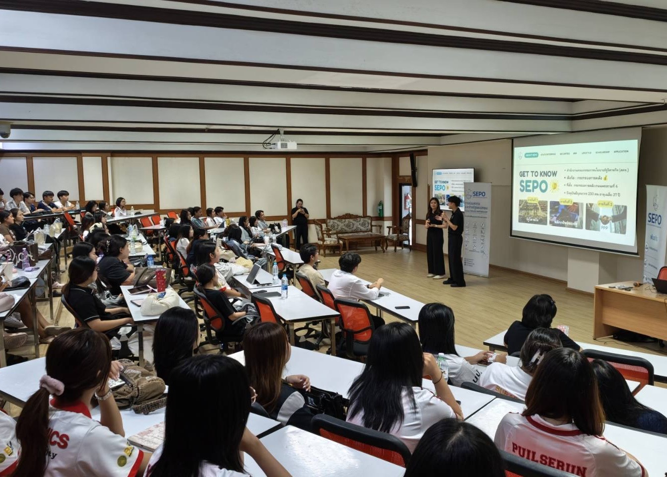 สำนักงานคณะกรรมการนโยบายรัฐวิสาหกิจ ได้จัดกิจกรรม Campus Tour แก่นักศึกษาชั้นปีที่ 3-4 ภาควิชาเศรษฐศาสตร์ คณะมนุษยศาสตร์และสังคมศาสตร์ มหาวิทยาลัยบูรพา
