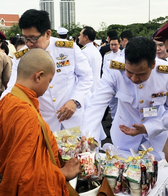 สคร. ร่วมพิธีทำบุญตักบาตร ถวายเป็นพระราชกุศลแด่สมเด็จพระเจ้าอยู่หัว 