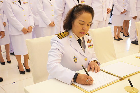 สคร.ร่วมพิธีทำบุญตักบาตรพระสงฆ์ ถวายสัตย์ปฏิญาณเพื่อเป็นข้าราชการที่ดีและพิธีลงนามถวายพระพร เนื่องในวันเฉลิมพระชนมพรรษาพระบาทสมเด็จพระวชิรเกล้าเจ้าอยู่หัว