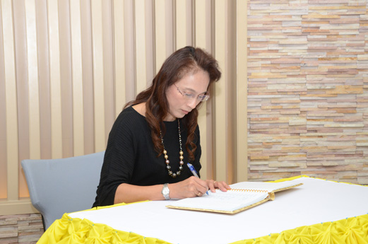 สคร. ลงนามถวายพระพรชัยมงคลสมเด็จพระเจ้าอยู่หัวมหาวชิราลงกรณ บดินทรเทพยวรางกูร