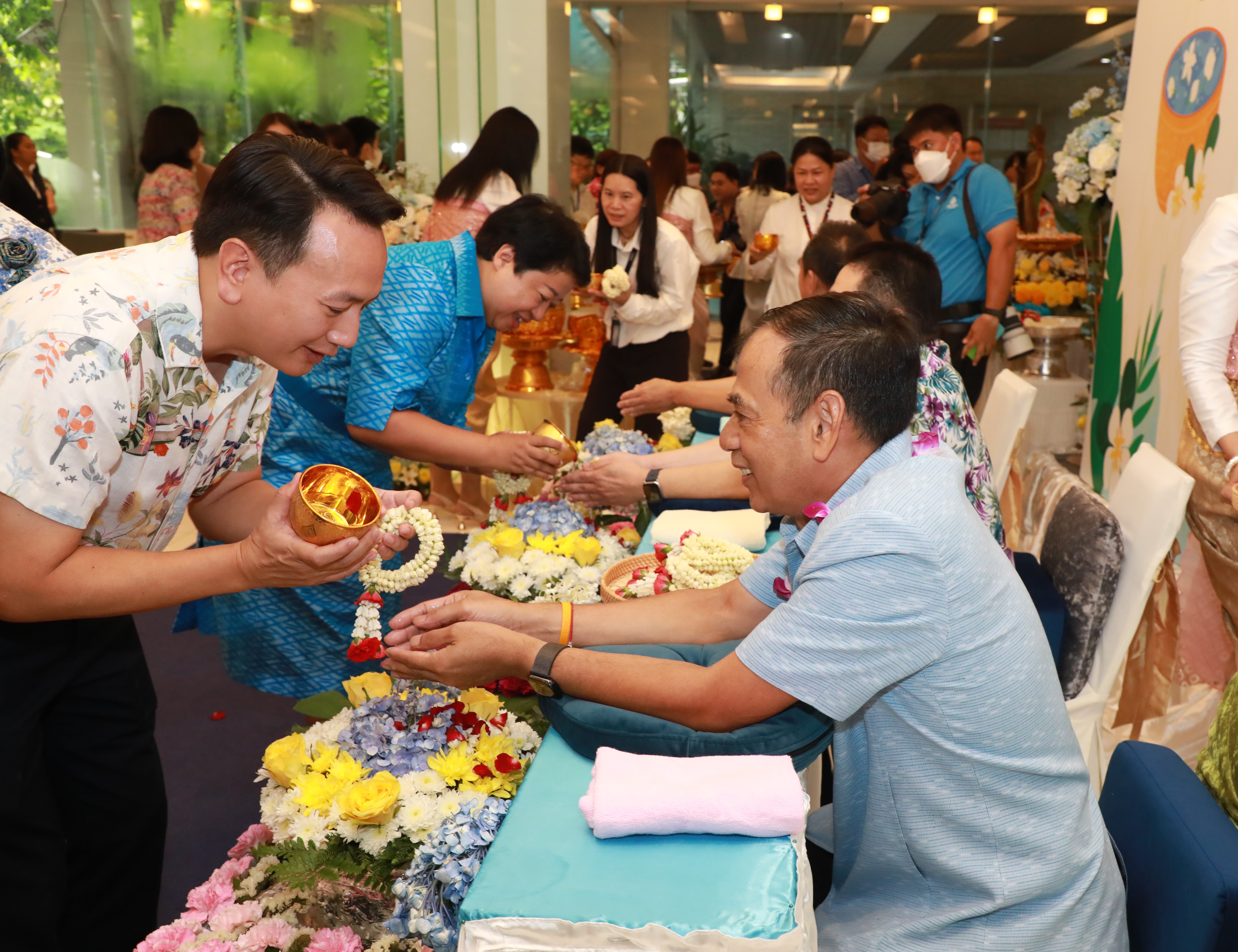 สคร. ได้เข้าร่วมพิธีทำบุญตักบาตร พิธีสรงน้ำพระ พิธีรดน้ำขอพรผู้บริหารระดับสูงกระทรวงการคลัง เนื่องในวันสงกรานต์ พุทธศักราช 2567