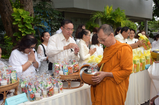 สคร. ร่วมพิธีทำบุญตักบาตรเพื่อเฉลิมพระเกียรติ สมเด็จพระเจ้าอยู่หัวฯ