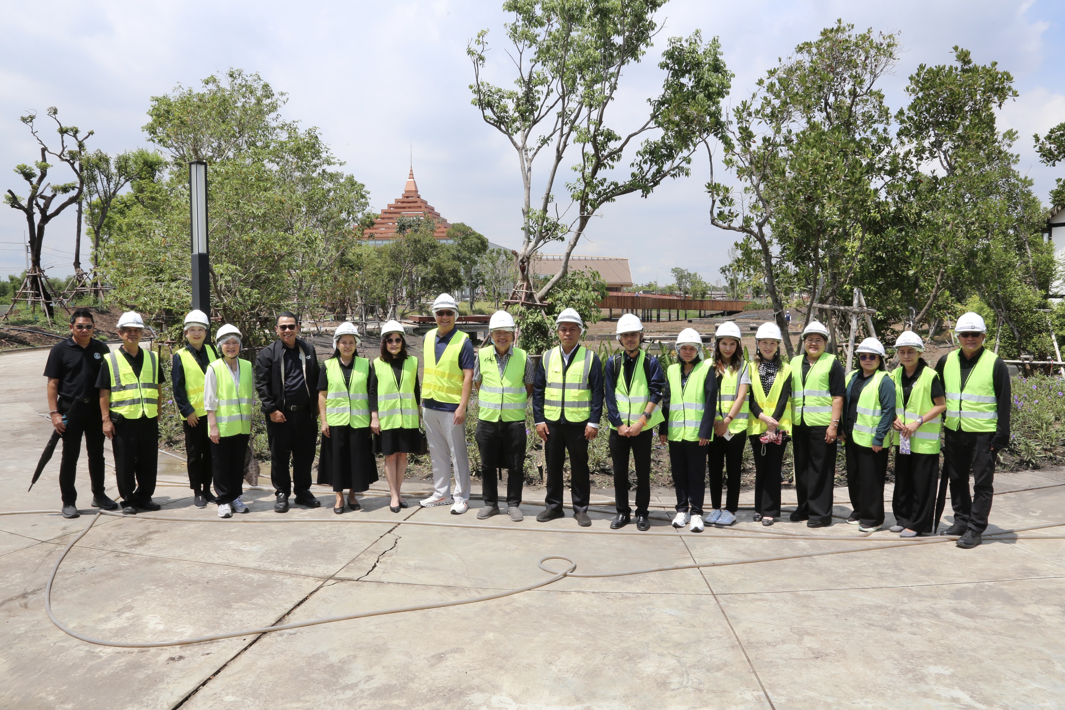คณะอนุกรรมการประเมินผลการดำเนินงานรัฐวิสาหกิจ สาขาเกษตรและสาขาทรัพยากรธรรมชาติ และผู้บริหารสำนักงานคณะกรรมการนโยบายรัฐวิสาหกิจ เยี่ยมชมโครงการก่อสร้างสวนสัตว์แห่งใหม่ คลองหก จังหวัดปทุมธานี