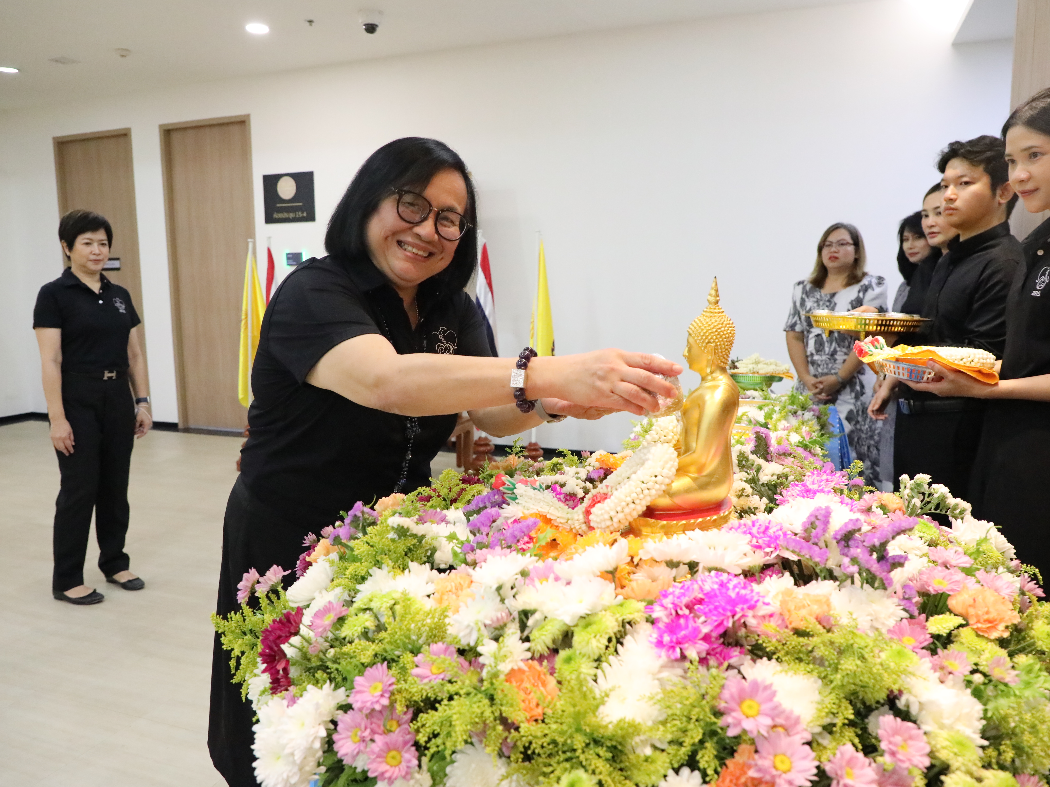 สำนักงานคณะกรรมการนโยบายรัฐวิสาหกิจ จัดพิธีสรงน้ำพระเนื่องในวันสงกรานต์ พุทธศักราช 2569