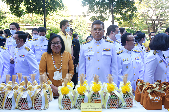สคร. ร่วมพิธีทำบุญตักบาตรและวางพานพุ่มถวายเครื่องสักการะเนื่องในโอกาสวันคล้ายวันพระบรมราชสมภพ พระบาทสมเด็จพระบรมชนกาธิเบศร มหาภูมิพลอดุลยเดชมหาราช บรมนาถบพิตร
