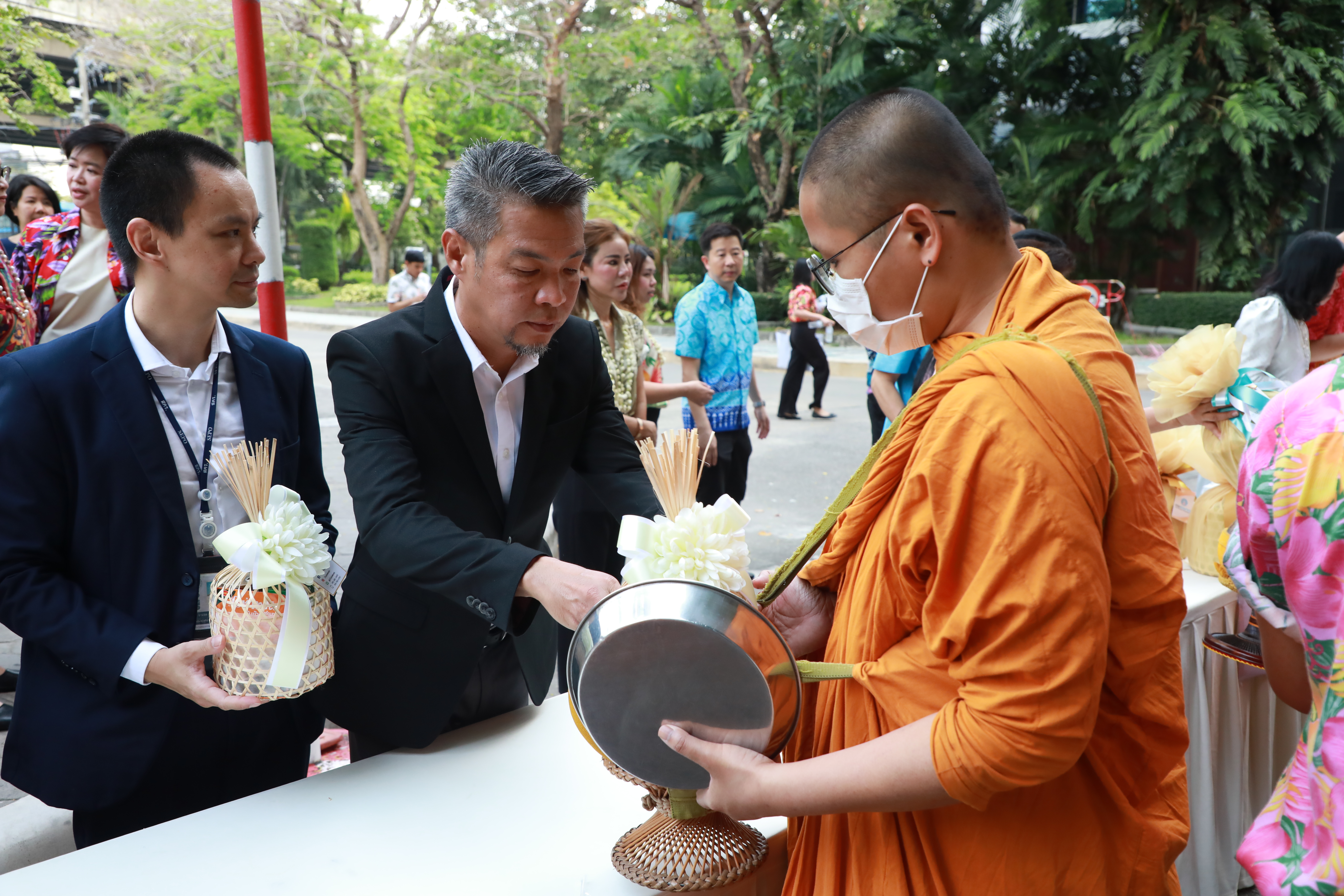 สคร. ได้เข้าร่วมพิธีทำบุญตักบาตร พิธีสรงน้ำพระ พิธีรดน้ำขอพรผู้บริหารระดับสูงกระทรวงการคลัง เนื่องในวันสงกรานต์ พุทธศักราช 2567