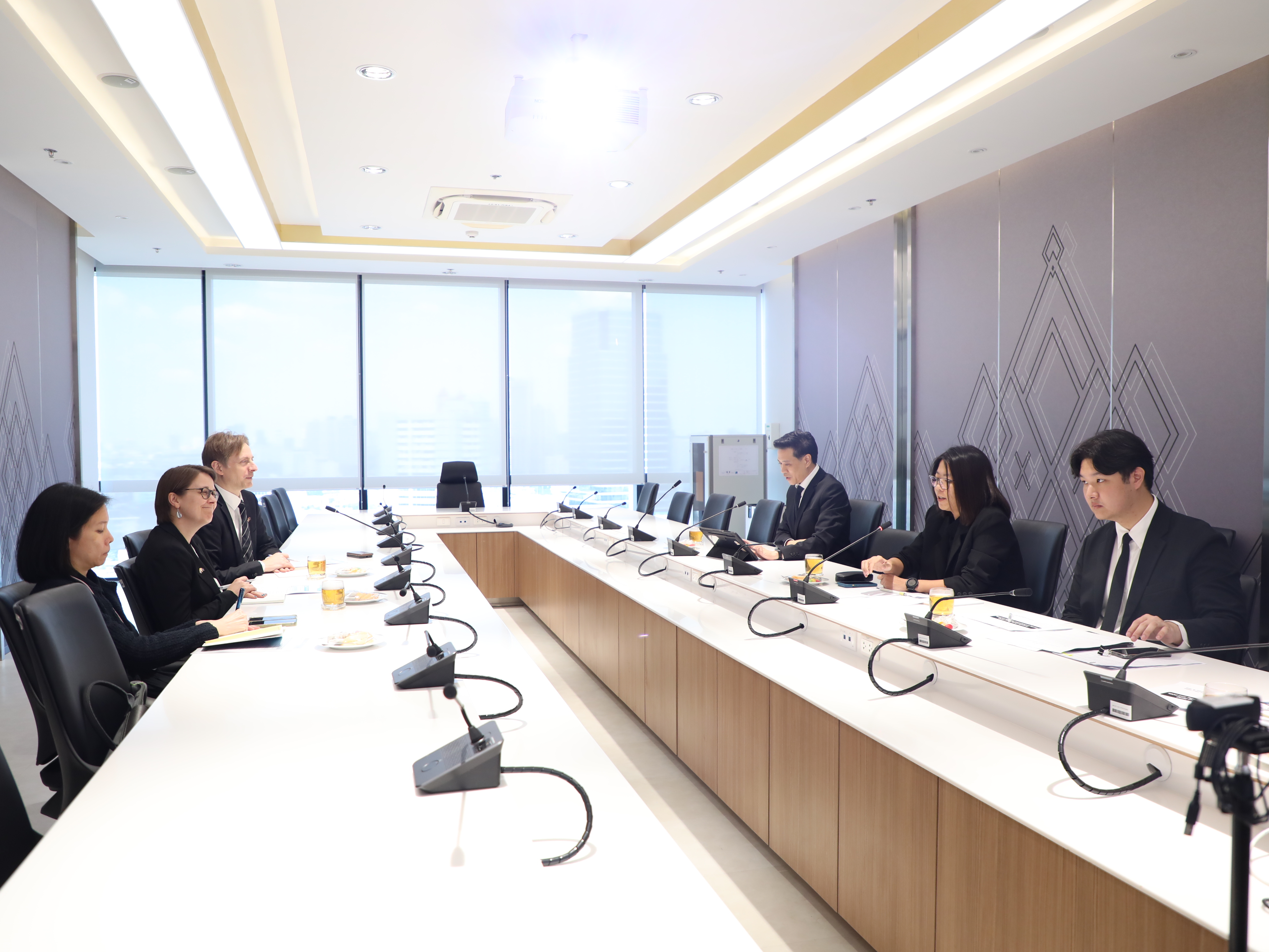 สถานทูตออสเตรเลียขอเข้าพบ สคร. เพื่อหารือร่วมกันในการให้การสนับสนุนและความช่วยเหลือด้านความเป็นกลางในการแข่งขันทางการค้าที่เกี่ยวข้องกับรัฐวิสาหกิจ เมื่อวันที่ 16 ธันวาคม 2568 ณ ห้องประชุม 15-4 ชั้น 15 สคร.