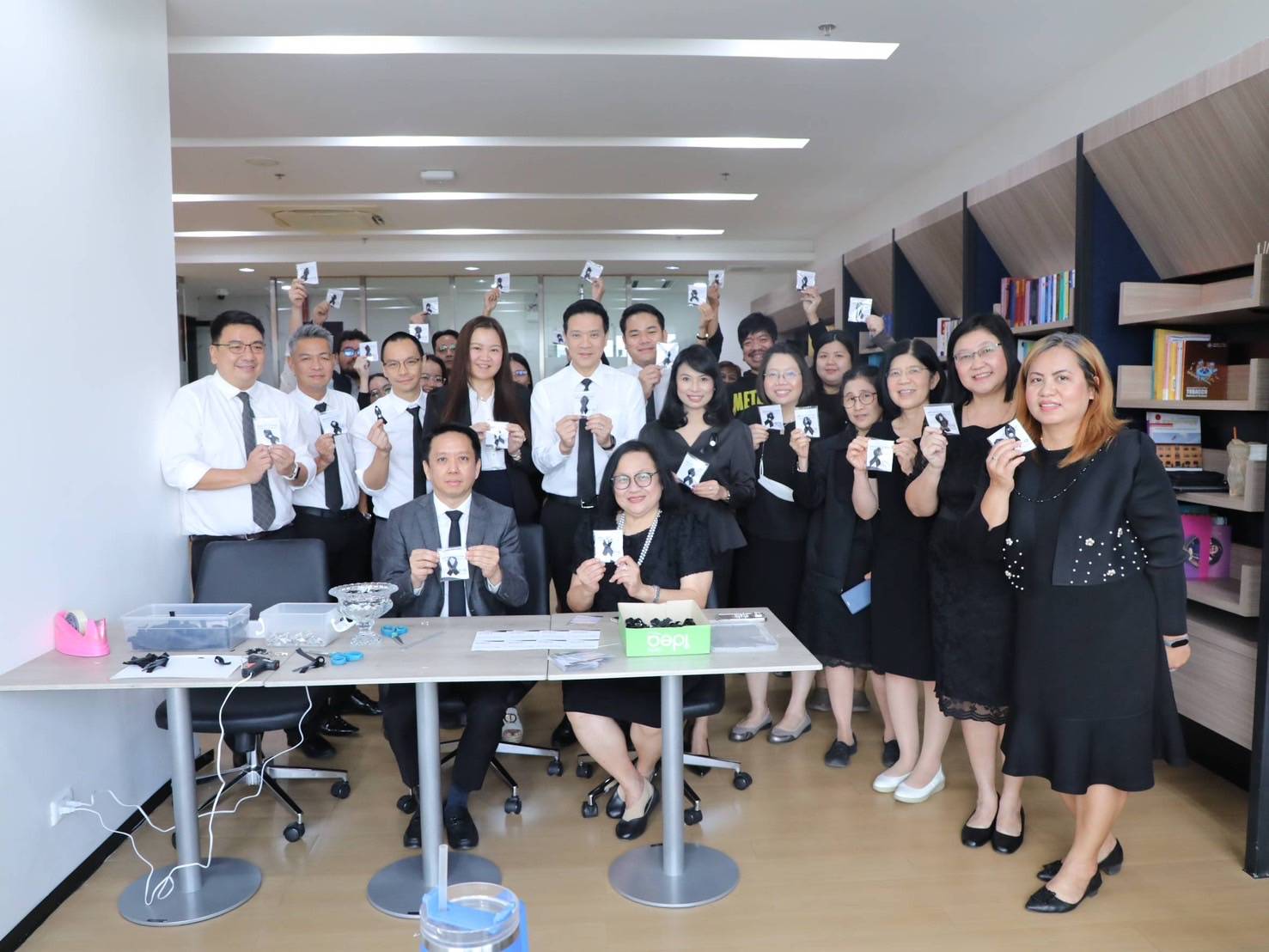 สำนักงานคณะกรรมการนโยบายรัฐวิสาหกิจ จัดกิจกรรมจิตอาสา “รวมพลังแห่งความภักดี” โดยการประดิษฐ์เข็มกลัดโบว์สีดำ เพื่อถวายความอาลัยและน้อมรำลึกในพระมหากรุณาธิคุณ สมเด็จพระนางเจ้าสิริกิติ์ พระบรมราชินีนาถ พระบรมราชชนนีพันปีหลวง เสด็จสวรรคต