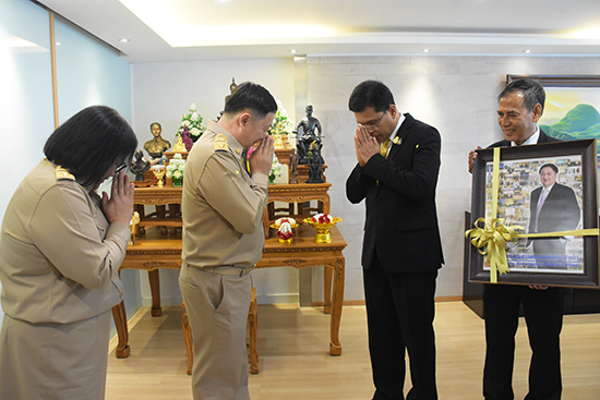 สคร. มอบของที่ระลึกให้ปลัดกระทรวงการคลังเนื่องในโอกาสเกษียณอายุราชการ
