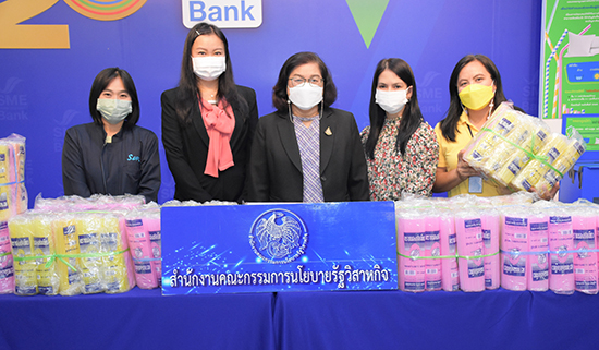 สคร. ร่วมกับ ธพว. ดำเนินโครงการจิตอาสาโดยร่วมบริจาคหลอดน้ำดื่มพลาสติก เพื่อใช้ทำหมอนสุขภาพสำหรับมอบให้กับผู้ป่วยติดเตียง ณ โรงพยาบาลทหารผ่านศึก 