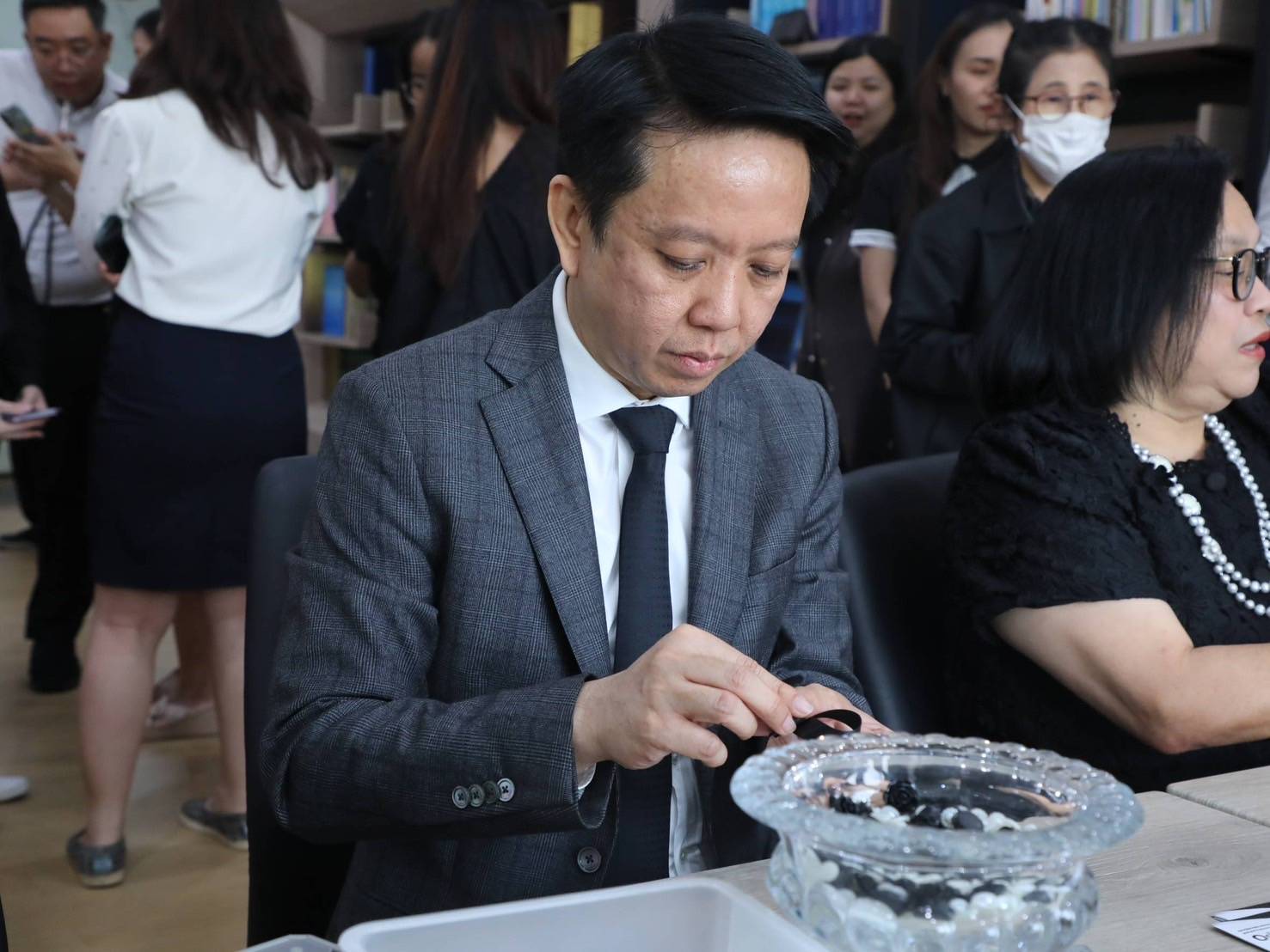 สำนักงานคณะกรรมการนโยบายรัฐวิสาหกิจ จัดกิจกรรมจิตอาสา “รวมพลังแห่งความภักดี” โดยการประดิษฐ์เข็มกลัดโบว์สีดำ เพื่อถวายความอาลัยและน้อมรำลึกในพระมหากรุณาธิคุณ สมเด็จพระนางเจ้าสิริกิติ์ พระบรมราชินีนาถ พระบรมราชชนนีพันปีหลวง เสด็จสวรรคต