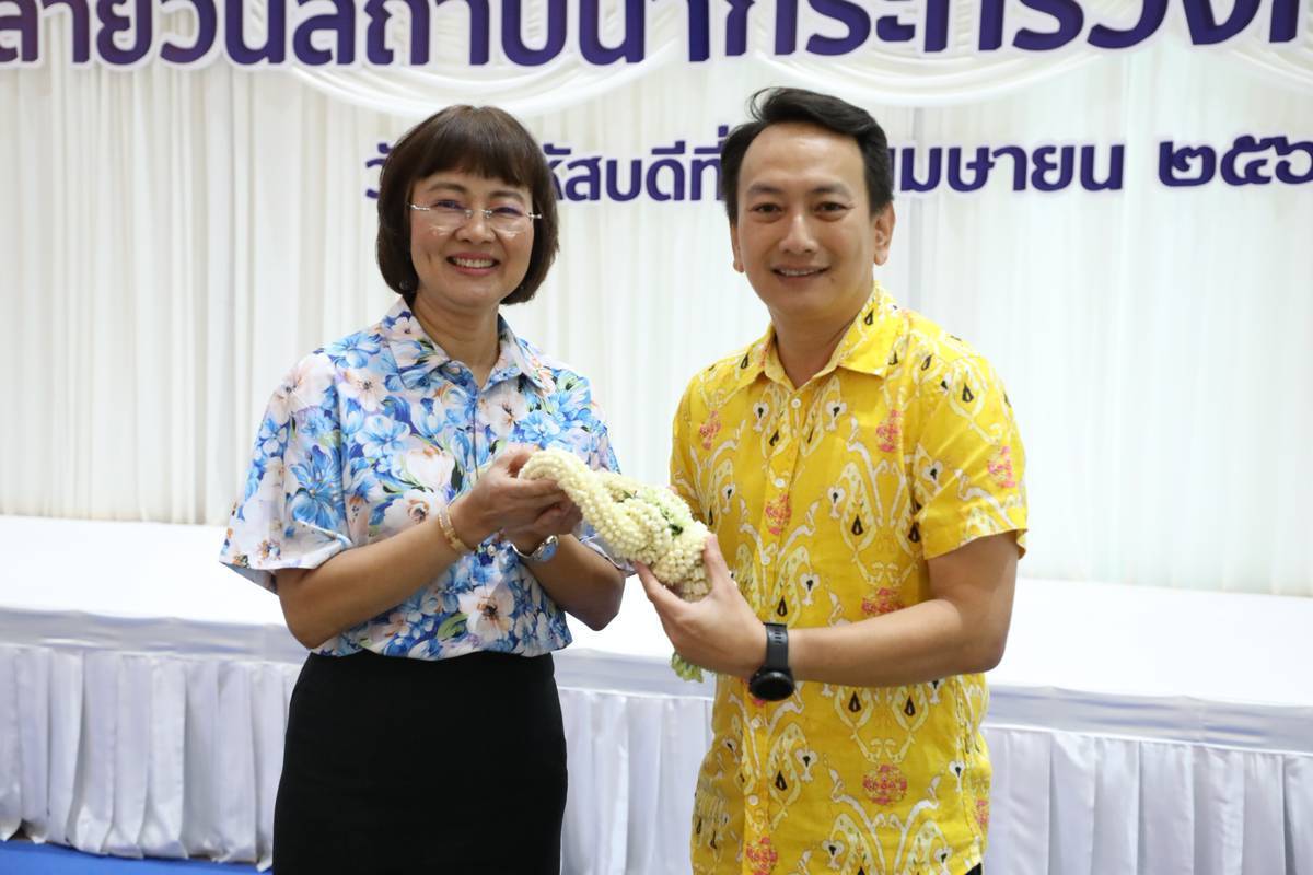 สำนักงานคณะกรรมการนโยบายรัฐวิสาหกิจ เข้าร่วมพิธีสรงน้ำพระพุทธรูป และพิธีรดน้ำขอพรคณะผู้บริหารระดับสูง และอดีตผู้บริหารระดับสูงของกระทรวงการคลัง