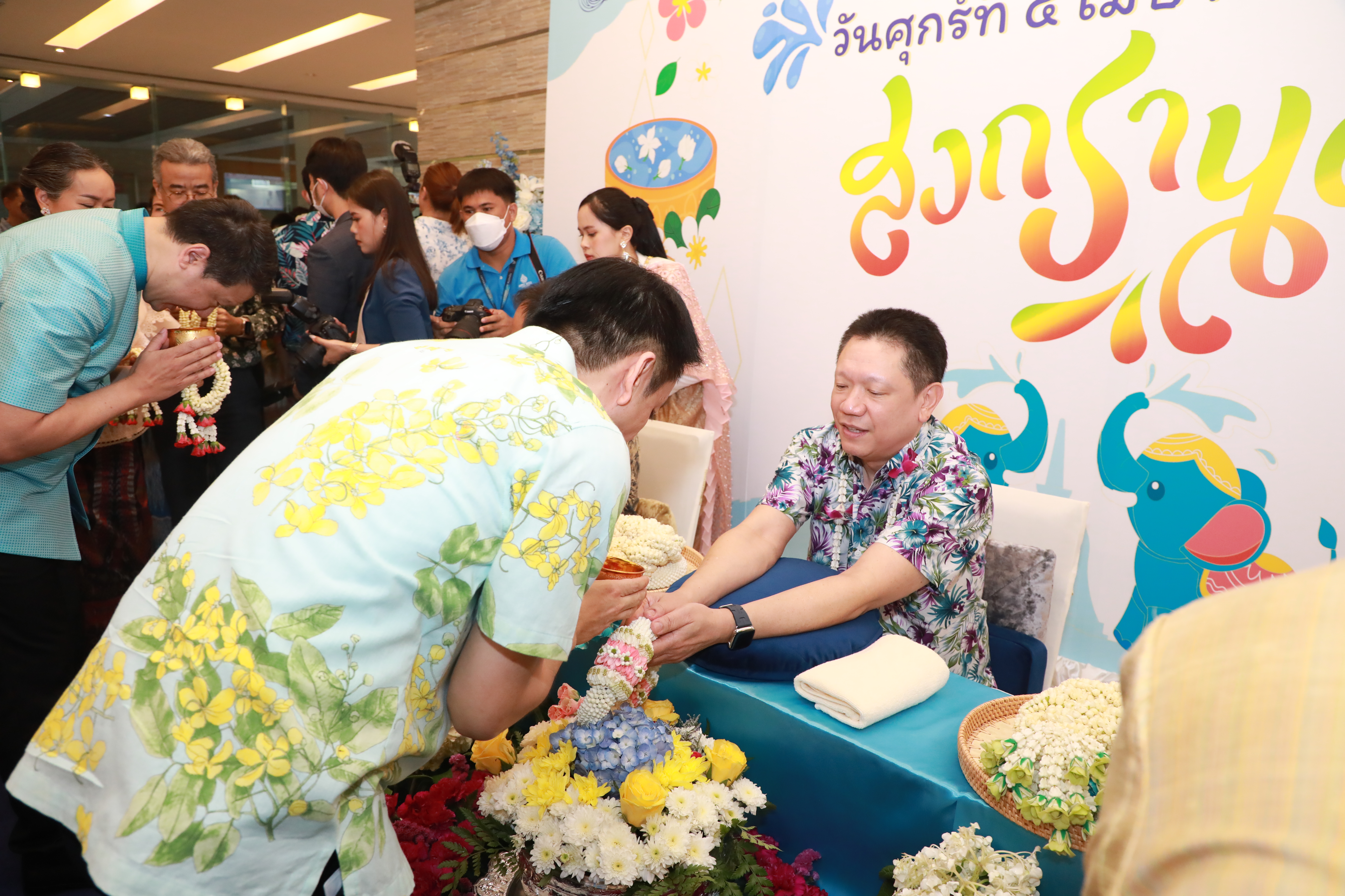 สคร. ได้เข้าร่วมพิธีทำบุญตักบาตร พิธีสรงน้ำพระ พิธีรดน้ำขอพรผู้บริหารระดับสูงกระทรวงการคลัง เนื่องในวันสงกรานต์ พุทธศักราช 2567