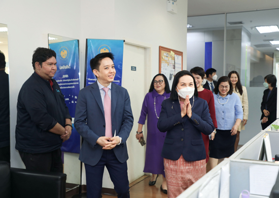 นางวรนุช ภู่อิ่ม รองปลัดกระทรวงการคลัง หัวหน้ากลุ่มภารกิจด้านทรัพย์สิน เข้าตรวจเยี่ยมพร้อมมอบนโยบายการปฏิบัติงานให้กับ สคร.