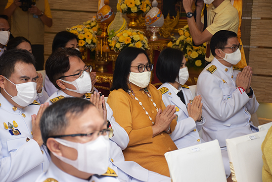 สคร. ร่วมพิธีทำบุญตักบาตรและวางพานพุ่มถวายเครื่องสักการะเนื่องในโอกาสวันคล้ายวันพระบรมราชสมภพ พระบาทสมเด็จพระบรมชนกาธิเบศร มหาภูมิพลอดุลยเดชมหาราช บรมนาถบพิตร