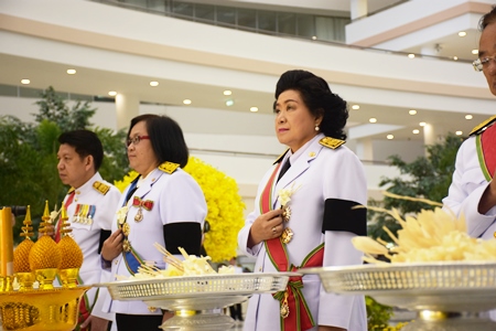 ที่ปรึกษาและรอง ผอ. สคร. ถวายดอกไม้จันทน์
