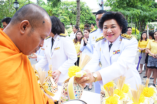 สคร.ร่วมพิธีทำบุญตักบาตรพระสงฆ์ ถวายสัตย์ปฏิญาณเพื่อเป็นข้าราชการที่ดีและพิธีลงนามถวายพระพร เนื่องในวันเฉลิมพระชนมพรรษาพระบาทสมเด็จพระวชิรเกล้าเจ้าอยู่หัว