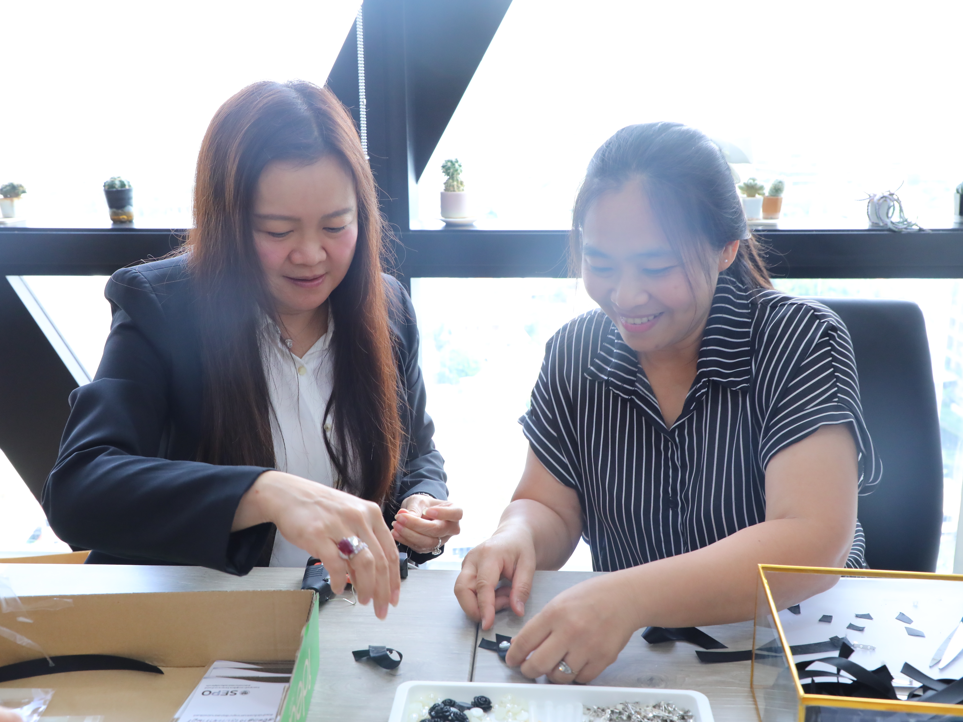 สำนักงานคณะกรรมการนโยบายรัฐวิสาหกิจ จัดกิจกรรมจิตอาสา “รวมพลังแห่งความภักดี” โดยการประดิษฐ์เข็มกลัดโบว์สีดำ เพื่อถวายความอาลัยและน้อมรำลึกในพระมหากรุณาธิคุณ สมเด็จพระนางเจ้าสิริกิติ์ พระบรมราชินีนาถ พระบรมราชชนนีพันปีหลวง เสด็จสวรรคต